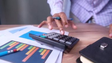 Ofis masasında hesap makinesi kullanarak iş adamını kapat. 