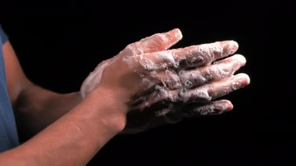 3.年轻人用肥皂洗手，热水是用黑色隔开的 — 图库视频影像
