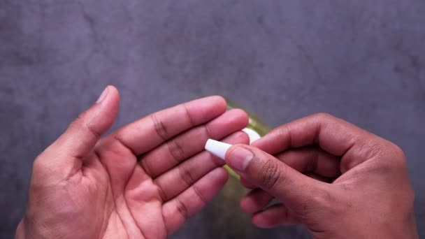 Vista superior de la mano del hombre joven usando gel desinfectante sobre fondo negro — Vídeos de Stock