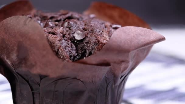 Gros plan des muffins sur la table Isolé sur noir, — Video