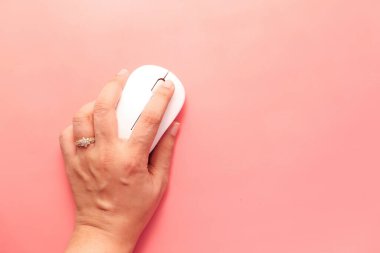  Kadınlar bilgisayar faresiyle el ele, tepeden tırnağa 