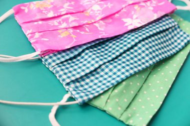 Renkli arka planda ev yapımı yüz maskeleri kapat 