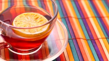  Masa örtüsüne limon çayı koy.