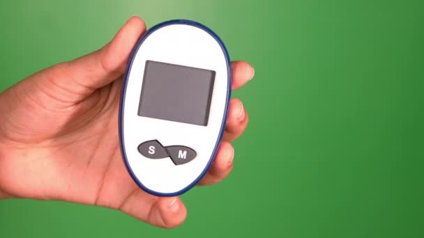 Kobiety trzymające diabetyczne narzędzia pomiarowe na zielonym tle — Wideo stockowe
