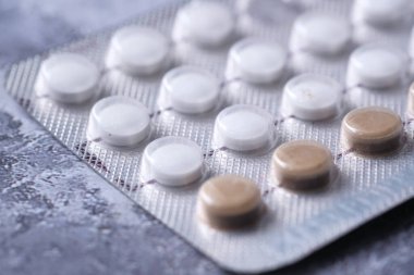 Siyah arka planda doğum kontrol hapları, kapat 