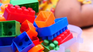 Ahşap masadaki renkli yapı taşları, kapatın. 