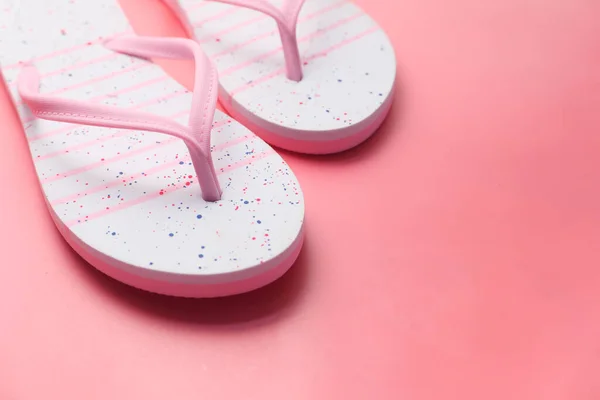 Färgglada sandaler på vit bakgrund närbild — Stockfoto