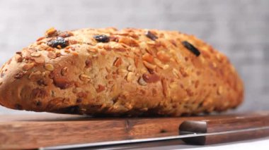 Masanın üzerinde pişmiş kaş ekmeği. 