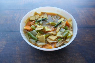  Siyah arka planda tavuk sebze çorbası.