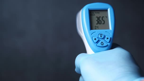 Handheld infrarood thermometer tot meettemperatuur. — Stockvideo