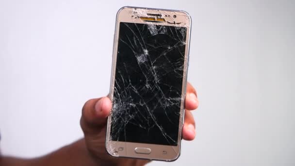 Gros plan de l'homme main tenant téléphone intelligent cassé. — Video