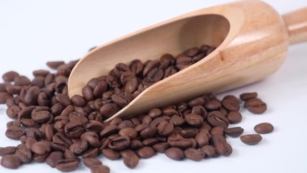 Närbild av färska kaffebönor på vit bakgrund — Stockvideo