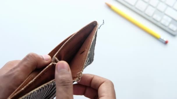 Uomo mano aprire un portafoglio vuoto con spazio di copia. — Video Stock