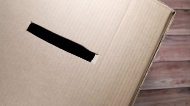 Erkeklerin el kapaklarını kapatın. Kartı slot makinesiyle birlikte kutuya koyun.,