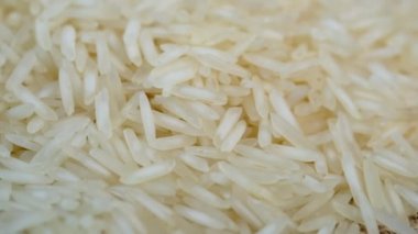 Masadaki pişmemiş çiğ pirinci kapat. 