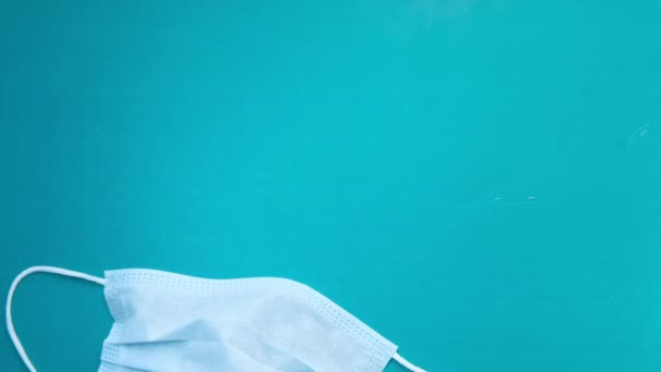 Läkare hand i medicinsk handske hålla skyddande kirurgisk ansiktsmask, närbild — Stockvideo