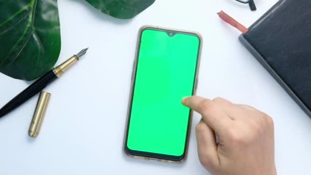 Vista superior da mão das mulheres usando telefone inteligente no fundo branco — Vídeo de Stock