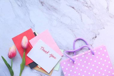 Kağıt bir nota teşekkür mesajı. Fayanslar üzerinde lale çiçeği. 