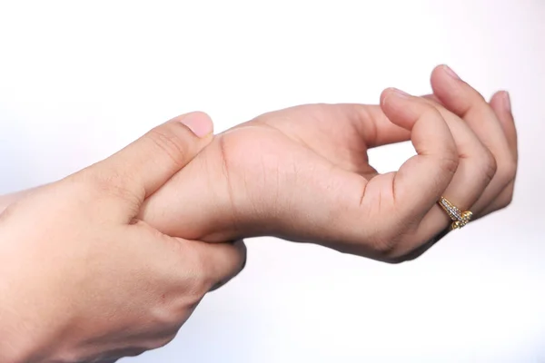 Primer plano de la mano de las mujeres que sufren dolor de muñeca aislado en blanco —  Fotos de Stock