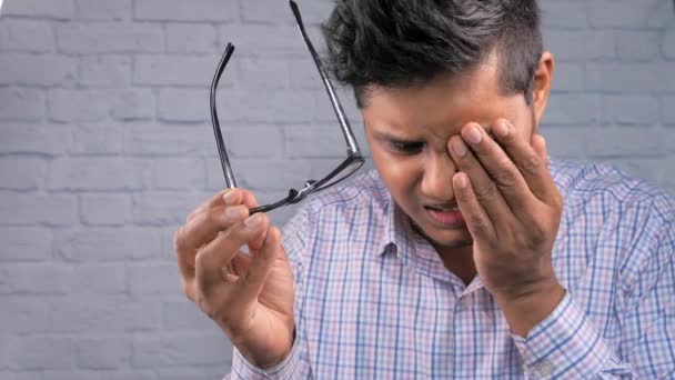 Primer plano del hombre molesto que sufre de fuerte dolor en los ojos — Vídeos de Stock