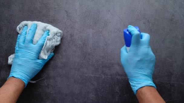 Mano de hombre en guantes protectores desinfectando superficie plana — Vídeos de Stock
