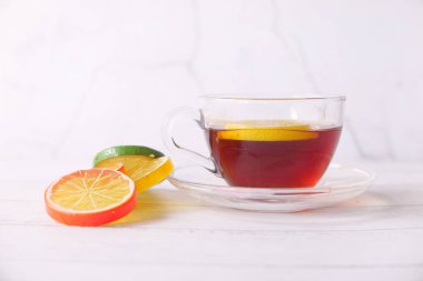 Ahşap zemindeki limon çayını kapat..