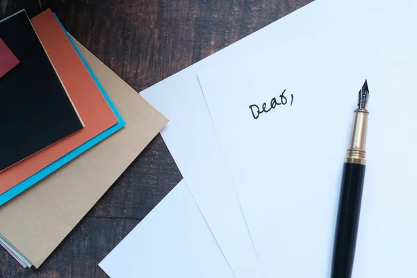 Enveloppe, leeg papier en vulpen op tafel — Stockfoto