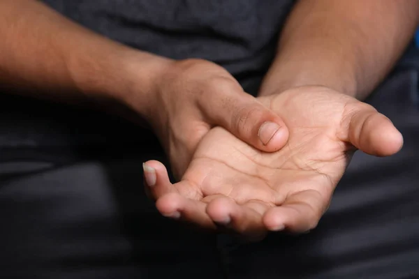 Mann erleidet Schmerzen in der Hand aus nächster Nähe — Stockfoto