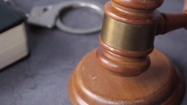 Tokmağa vuranların ellerini kapatın..