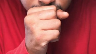 Hasta bir adamın portresi hapşırıyor ve öksürüyor.