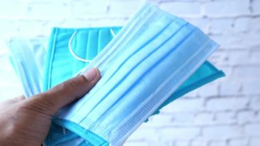  Adam elinde cerrahi maske tutuyor, yakın plan. 