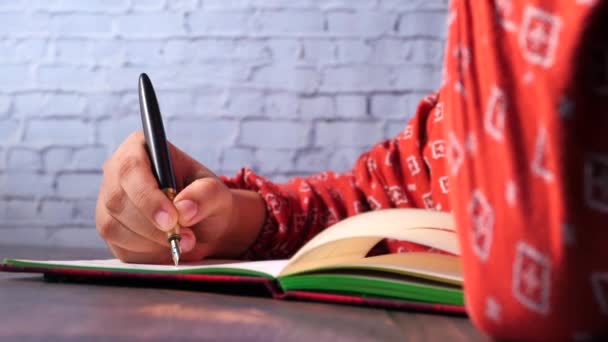 Detailní záběr žen ruční psaní na notepad. — Stock video
