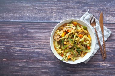 Sebze ve meyve salatasını kaseye koy. ,