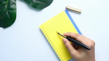 Not defterine kadınların el yazısını kapat.