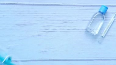  Adam eli ameliyat maskesini masaya koyuyor. 