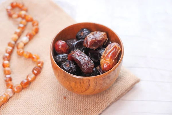 Le concept de ramadan, fruits frais de la date dans un bol — Photo