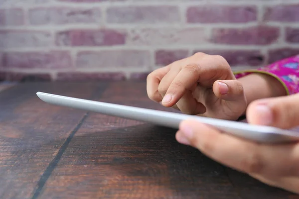 Mujeres jóvenes que trabajan en tabletas digitales en la oficina — Foto de Stock