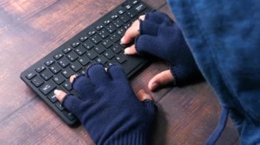 Hacker el kişisel bilgileri çalıyor, kapat. 