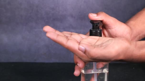 Primer plano de la mano del hombre joven usando gel desinfectante para prevenir el virus — Vídeos de Stock