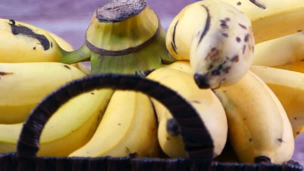 Primo piano di banana fresca in una ciotola sul tavolo . — Video Stock