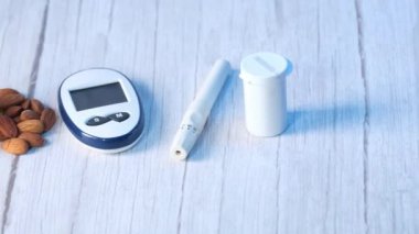  Masada diyabetik ölçüm aletleri, badem fıstığı ve elma 