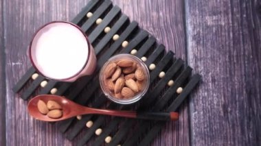  Badem fıstığı ve süt masanın üstünde.