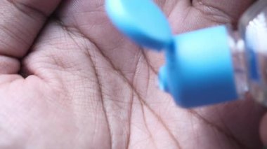 Delikanlı eli dezenfektan jöleli, üst görüşlü. 