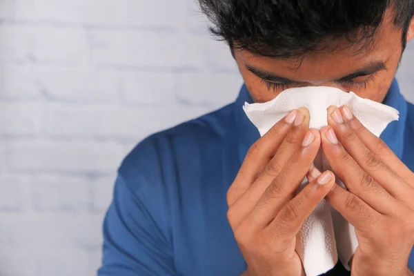 Uomo malato ha allergia influenzale starnuti e soffiare il naso — Foto Stock