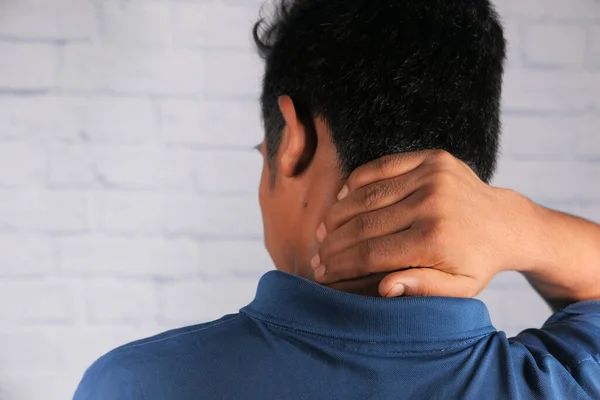 Hombre que sufre de dolor de cuello u hombro en casa. — Foto de Stock