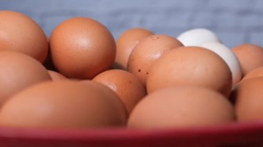 Yumurtaları bir kaseye koy..