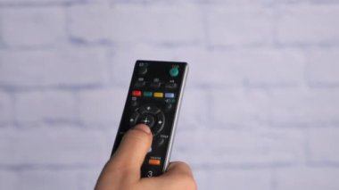 Uzaktan kumandalı kadınların ellerinin fotokopi alanı ile kapatılması 