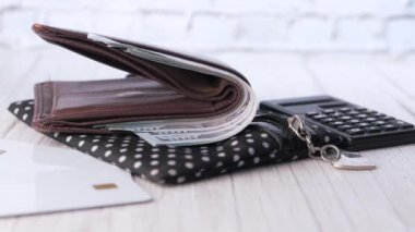 Masadaki cüzdan, para ve kredi kartını kapat. 