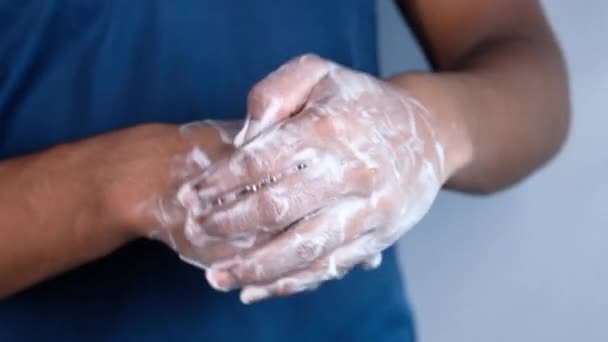 Joven lavándose las manos con agua tibia jabón — Vídeos de Stock