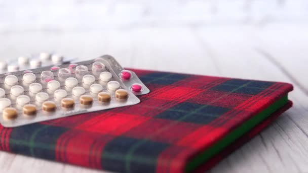 Píldoras anticonceptivas sobre fondo blanco, vista superior — Vídeo de stock